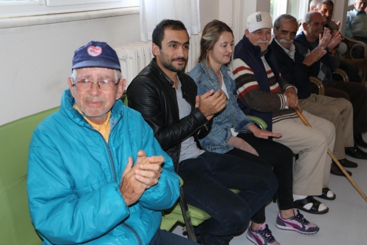 Huzurevi Sakinlerine Doğum Günü Sürprizi