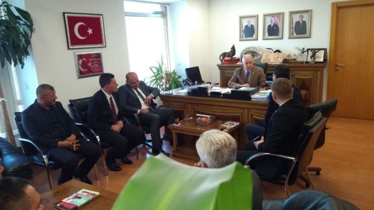 Burhaniye Mhp İlçe Teşkilatı Türkeş’in Mezarını Ziyaret Etti