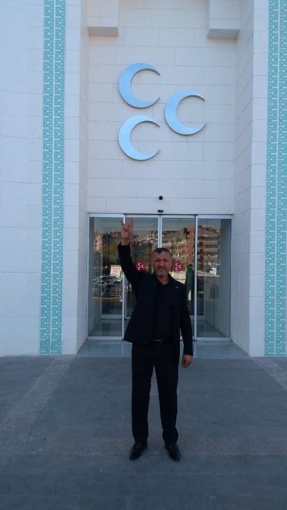 Burhaniye Mhp İlçe Teşkilatı Türkeş’in Mezarını Ziyaret Etti