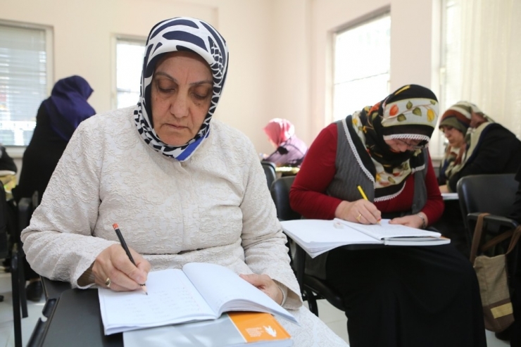 Nilüfer Belediyesi’nden Kadınlara Okuma Ve Yazma Kursu