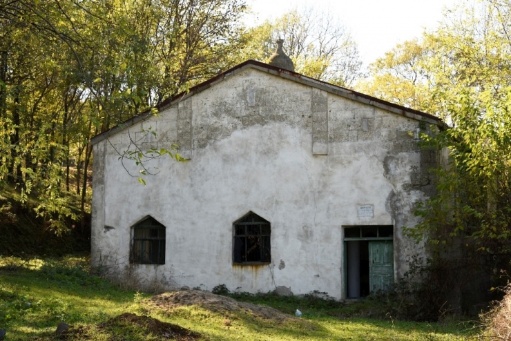 Defineciler Tarafından Talan Edilen Cami Restore Edilecek