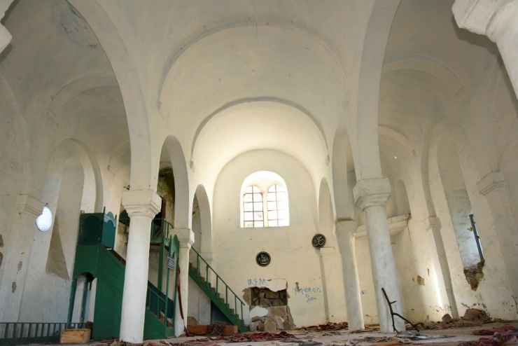 Defineciler Tarafından Talan Edilen Cami Restore Edilecek