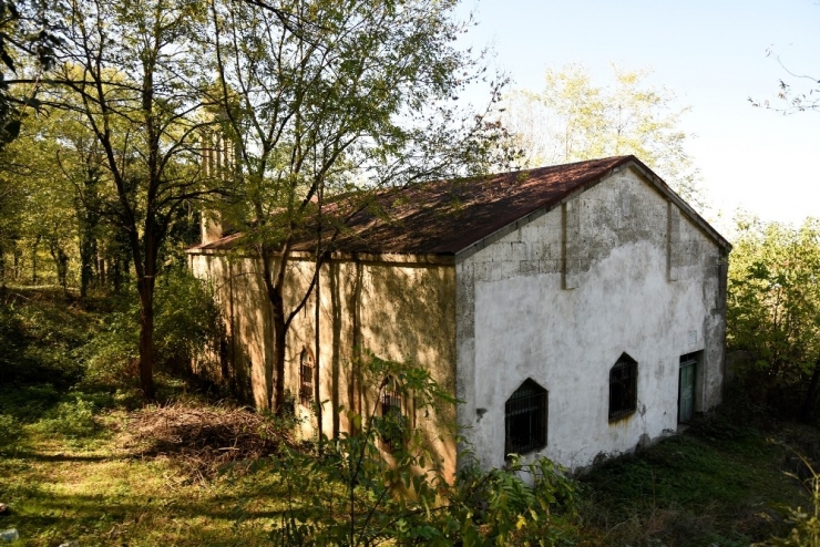 Defineciler Tarafından Talan Edilen Cami Restore Edilecek