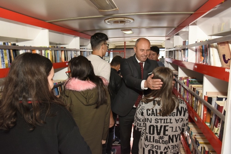 Evliya Çelebi Gezici Halk Kütüphanesi Öğrencilerin Ayağına Gidiyor