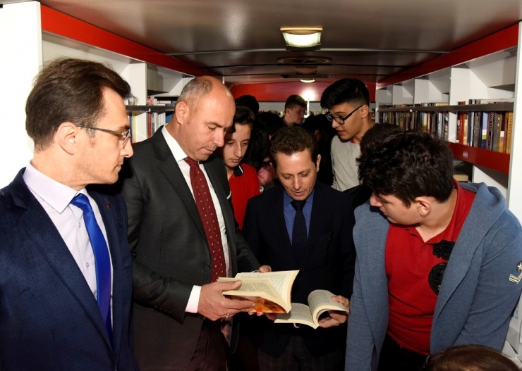 Evliya Çelebi Gezici Halk Kütüphanesi Öğrencilerin Ayağına Gidiyor