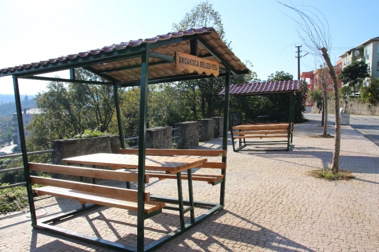 Akçakoca’da Ketmenli Caddesine Oturma Grupları Konuldu