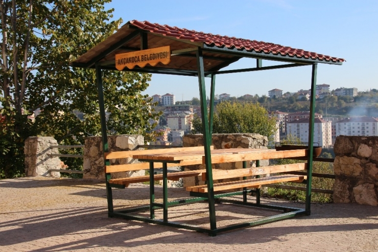 Akçakoca’da Ketmenli Caddesine Oturma Grupları Konuldu