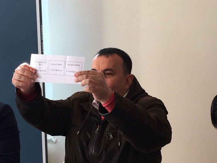 Çocuklar Okul Başkanlığı İçin Sandığa Gittiler