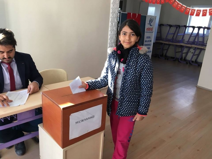 Çocuklar Okul Başkanlığı İçin Sandığa Gittiler