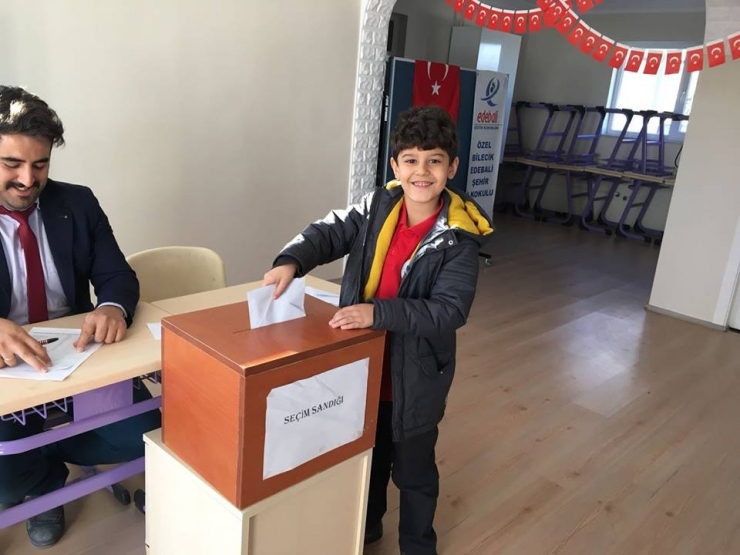 Çocuklar Okul Başkanlığı İçin Sandığa Gittiler