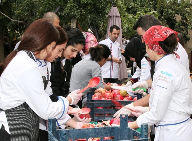 Üniversite Öğrencilerinden Renkli Nar Festivali