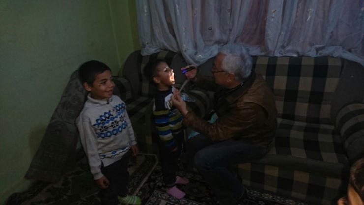 Hasta Olan Türkmen Çocukları Muayene Edildi