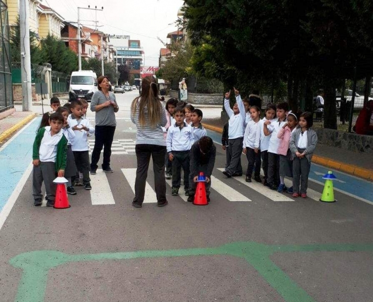 Unutulmaya Yüz Tutmuş Çocuk Oyunları Bu Sokakta Yaşatılıyor