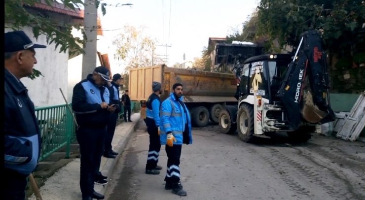 İzmit’te Çevre Ve İnsan Sağlığını Tehdit Eden Alan Temizlendi