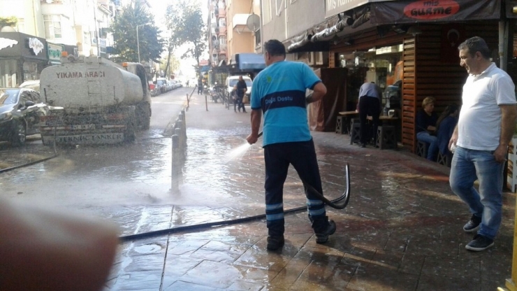 İzmit’in Yolları Tazyikli Su İle Yıkanıyor
