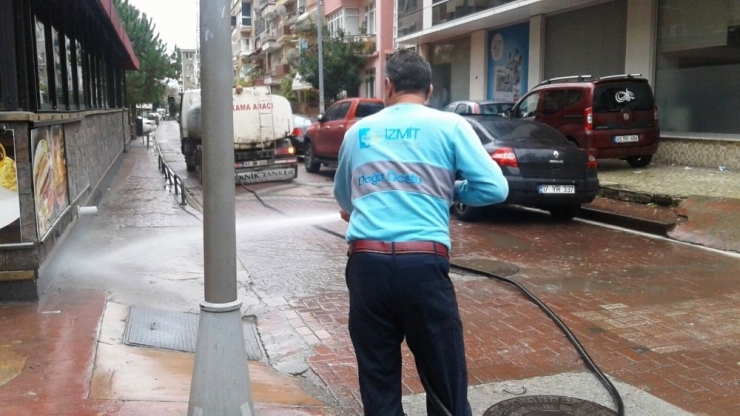 İzmit’in Yolları Tazyikli Su İle Yıkanıyor