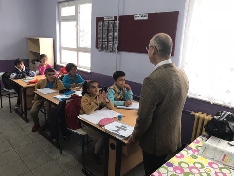 Kaymakam Hasan Yaman, Okulları Gezdi