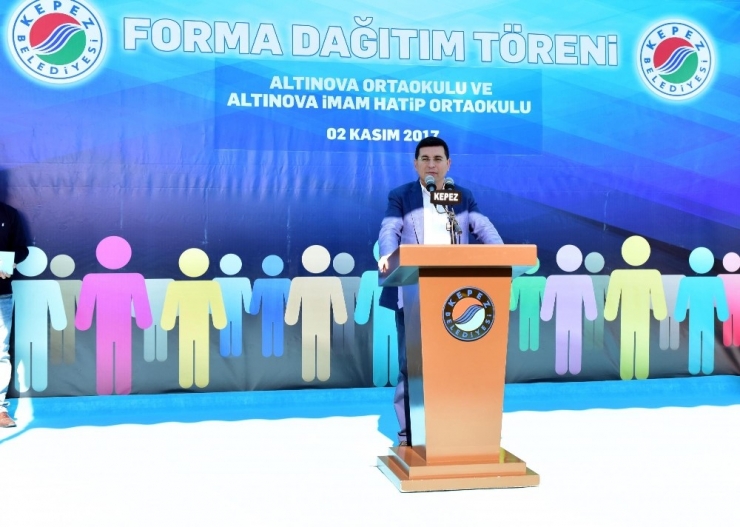 Tütüncü’den Öğrencilere 2 Bin Okul Forması