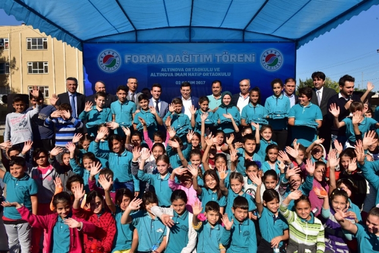 Tütüncü’den Öğrencilere 2 Bin Okul Forması