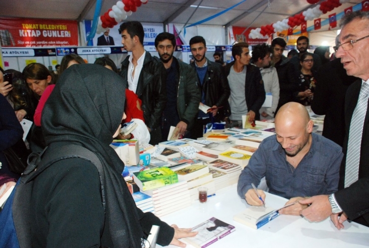 Kahraman Tazeoğlu’na Yoğun İlgi