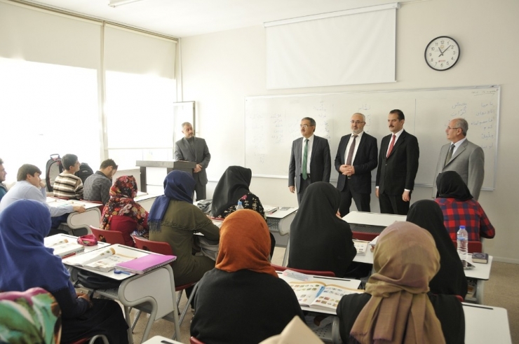 Rektör Şahin İslami İlimler Fakültesi Öğrencilerini Ziyaret Etti