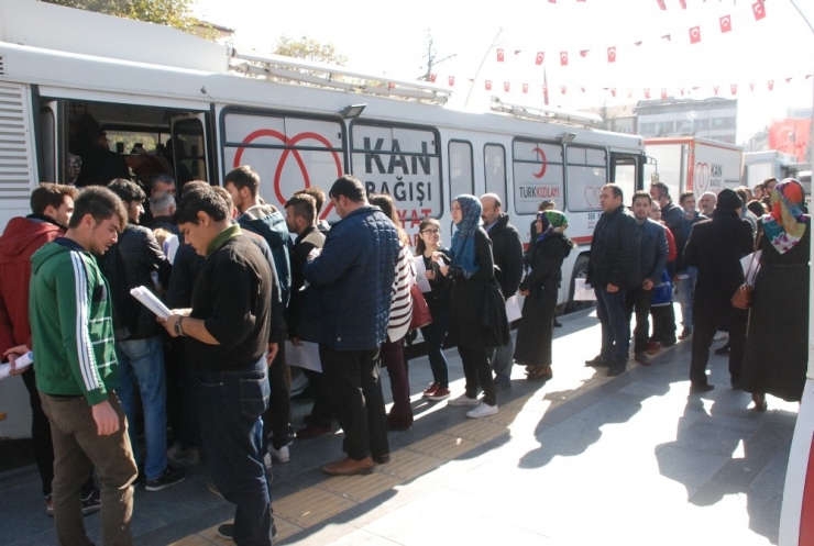 Lösemi Hastası Çınar’a Donör Olmak İçin Kuyruk Oluşturdular