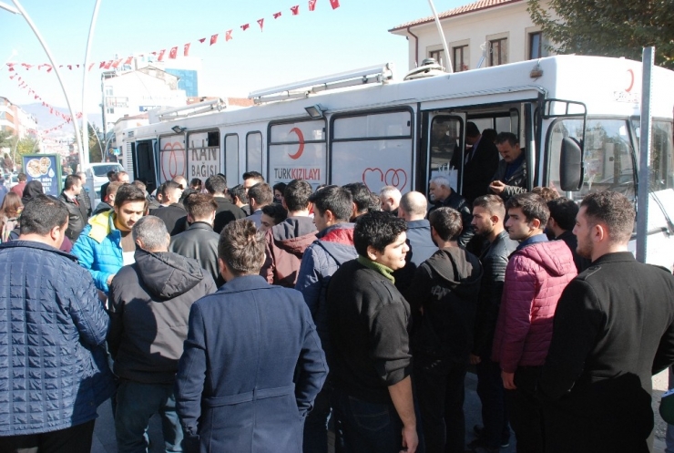 Lösemi Hastası Çınar’a Donör Olmak İçin Kuyruk Oluşturdular