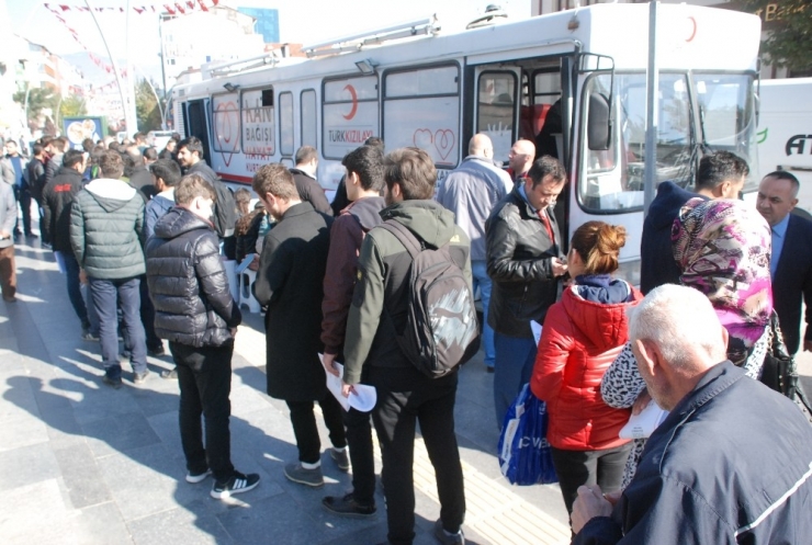 Lösemi Hastası Çınar’a Donör Olmak İçin Kuyruk Oluşturdular