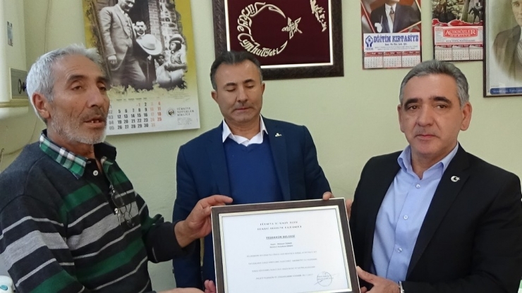 Başkan Sümer’den Atatürk Sevdalısı Berber’e Ödül