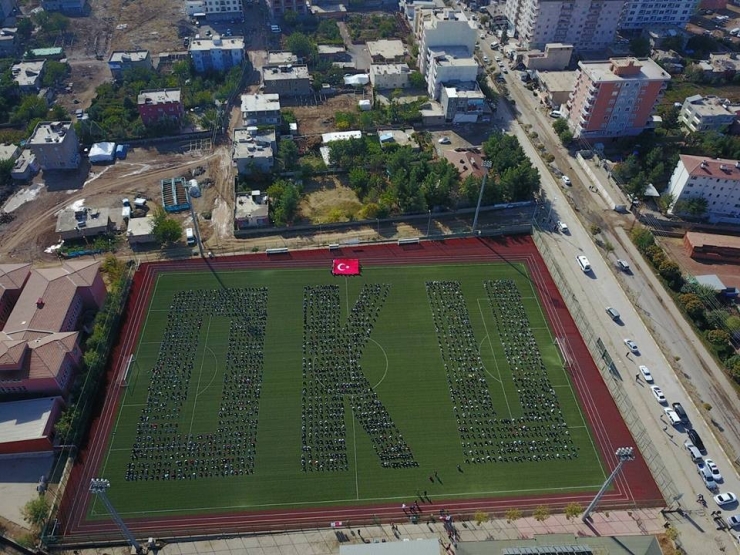 Stadyumda Futbol Oynamak Yerine Kitap Okundu