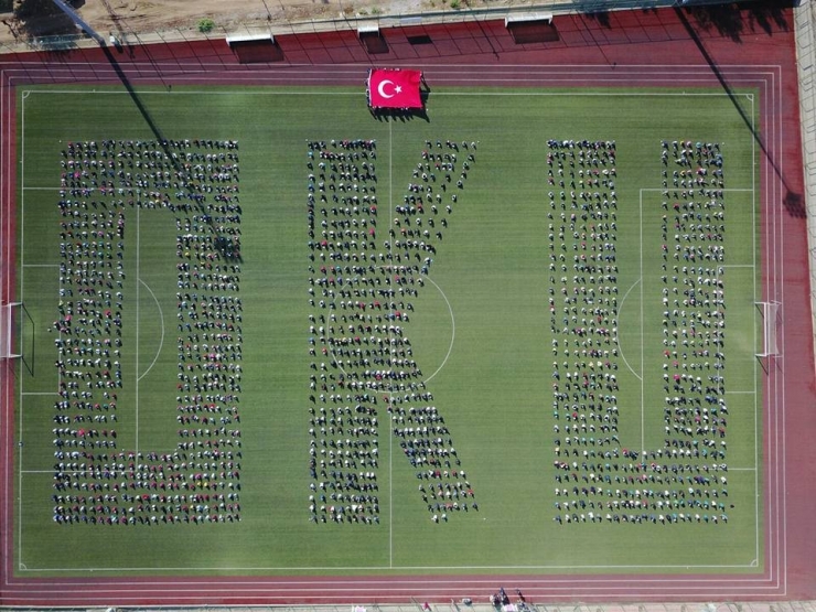 Stadyumda Futbol Oynamak Yerine Kitap Okundu