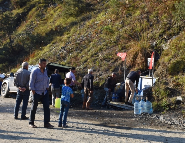 Bu Su İçin Kuyruğa Giriyorlar