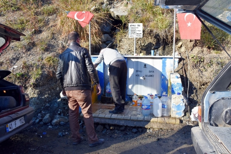 Bu Su İçin Kuyruğa Giriyorlar