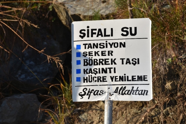 Bu Su İçin Kuyruğa Giriyorlar