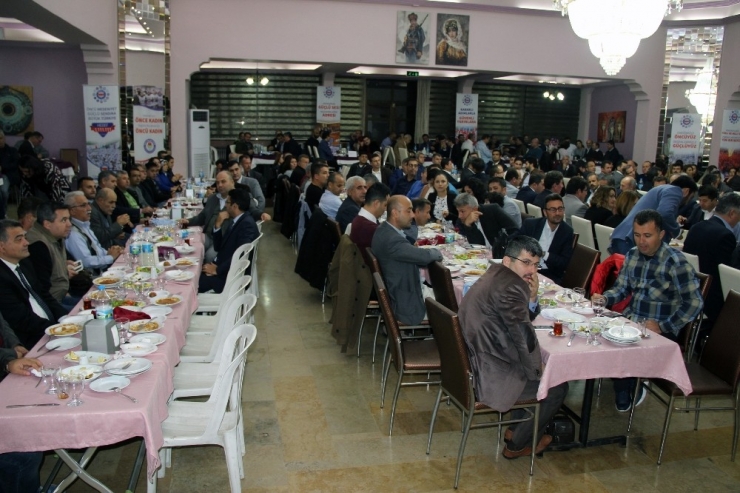 Eğitim Bir-sen Genel Başkan Vekili Latif Selvi;