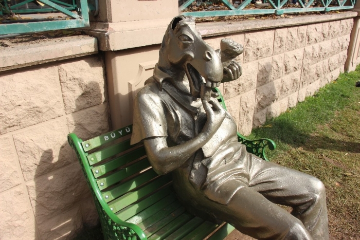 Eşek Heykelinin Kulağını Kesenlere Vatandaştan Tepki