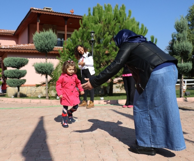 Teyzesinin Kucağında Geldiği Okulda Şimdi Koşuyor