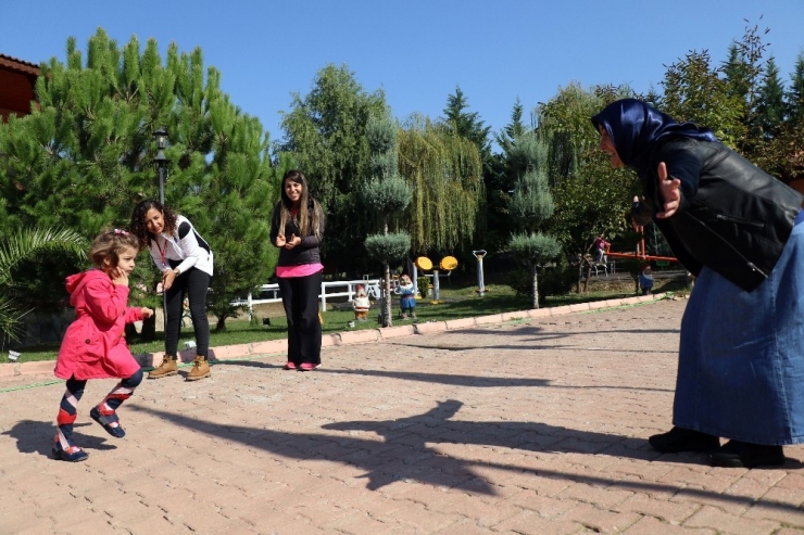 Teyzesinin Kucağında Geldiği Okulda Şimdi Koşuyor