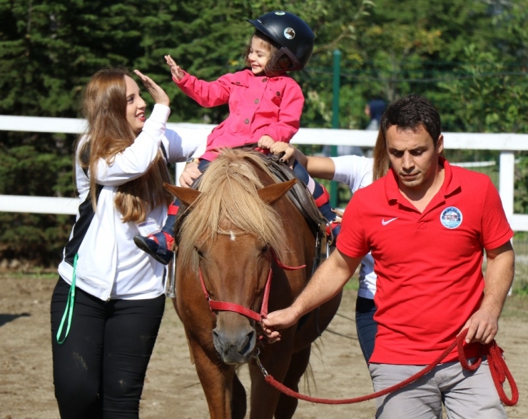 Teyzesinin Kucağında Geldiği Okulda Şimdi Koşuyor