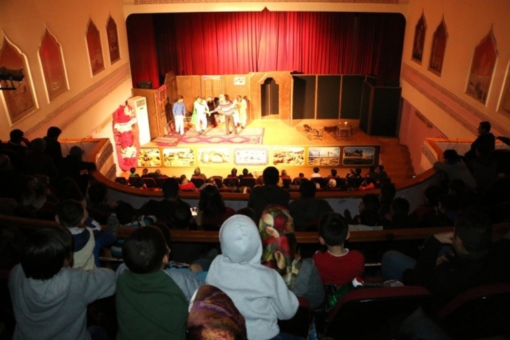 Şehir Tiyatrosu ’Komşu Köyün Delisi’ Tiyatro Oyunu İle Perdelerini Açıyor