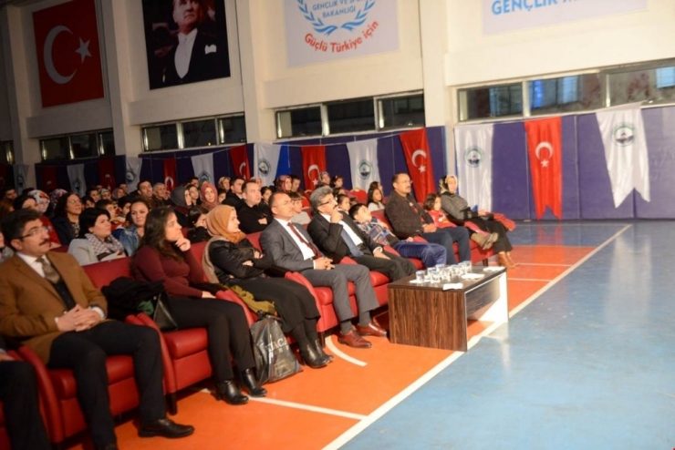 Tiyatro Oyunu ’Bizim Konak’ Ardahan’da Sahnelendi