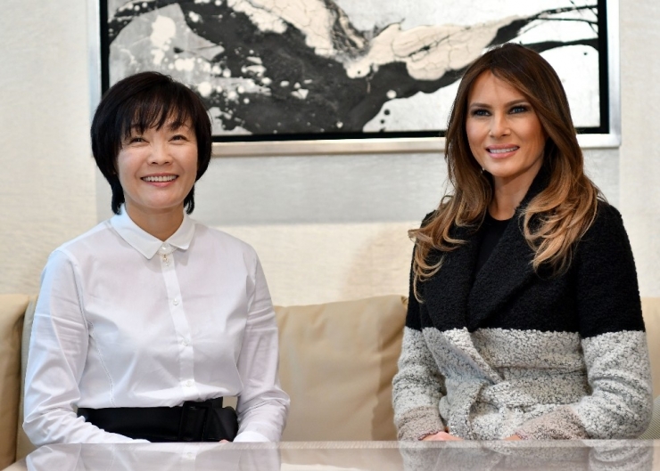 Trump Ve Abe Golf Oynadı, Eşleri İnci Alışverişi Yaptı