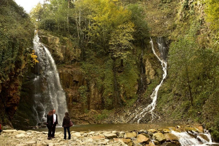 Çağlayandibi Şelalesi Yılın Her Mevsiminde Ziyaretçilerine Eşsiz Güzellikler Sunuyor