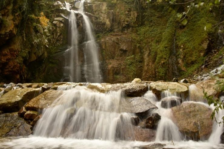 Çağlayandibi Şelalesi Yılın Her Mevsiminde Ziyaretçilerine Eşsiz Güzellikler Sunuyor