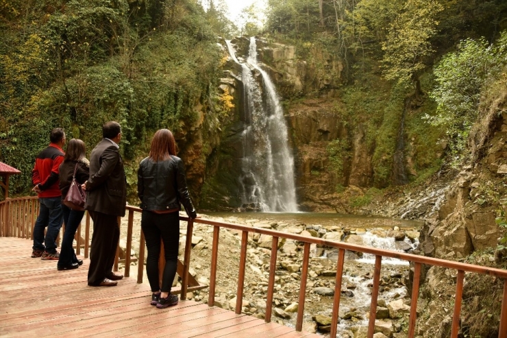 Çağlayandibi Şelalesi Yılın Her Mevsiminde Ziyaretçilerine Eşsiz Güzellikler Sunuyor
