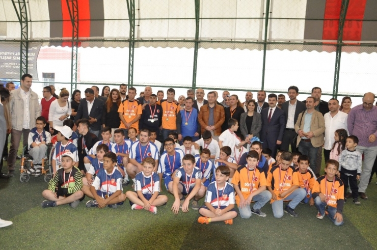 Özel Eğitim Öğrencileri Halı Saha Futbol Turnuvasında Ter Döktü