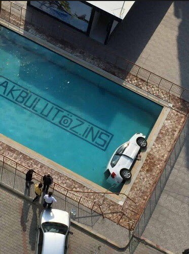 Sitenin Havuzuna Otomobil Düştü