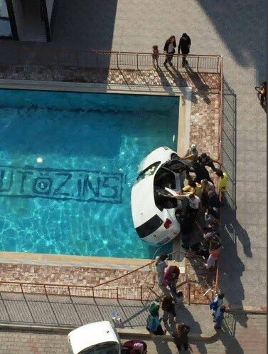 Sitenin Havuzuna Otomobil Düştü