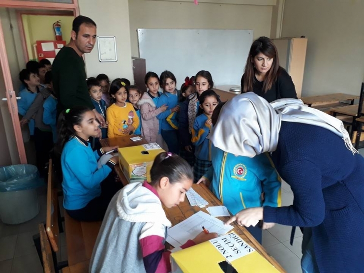 Öğrenciler Sandığa Gitti