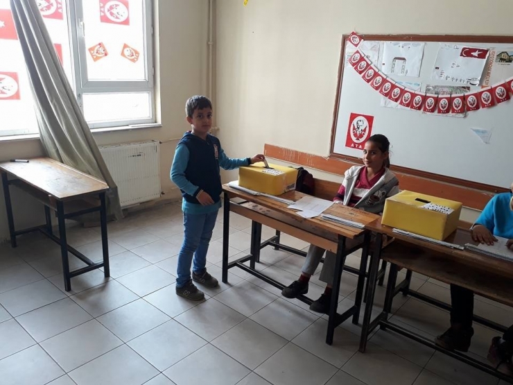 Öğrenciler Sandığa Gitti